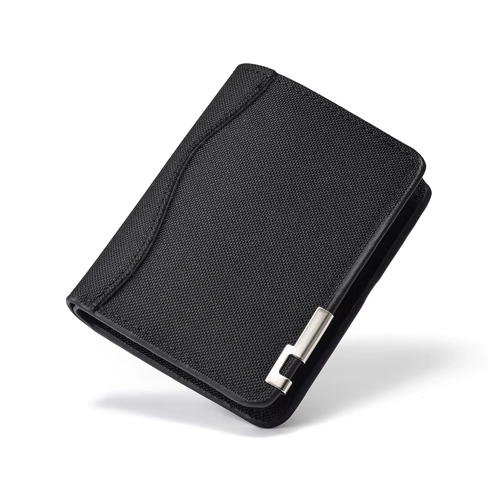 Portefeuille minimaliste pour homme avec accents métalliques et design uni, capable de contenir des