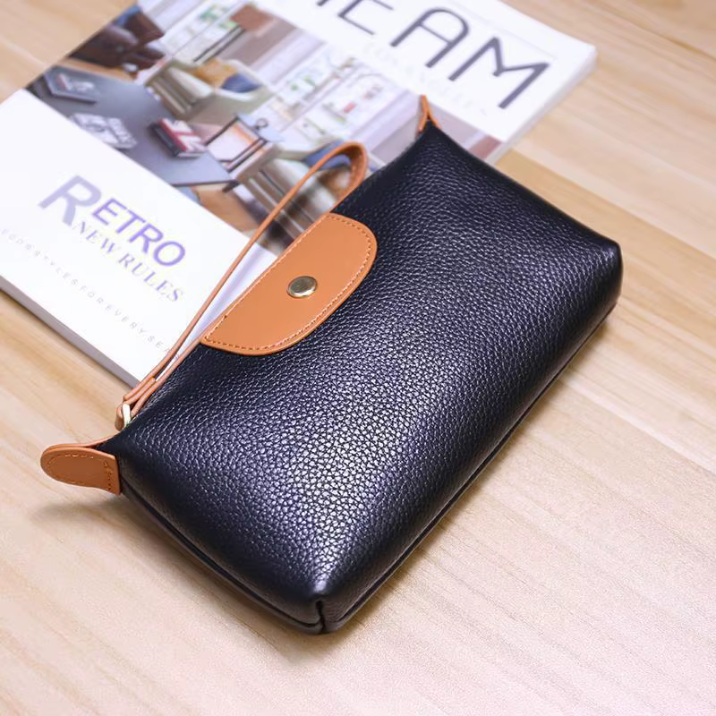 Le nouveau portefeuille pour femme en cuir souple et tendance avec des couleurs contrastées est un s