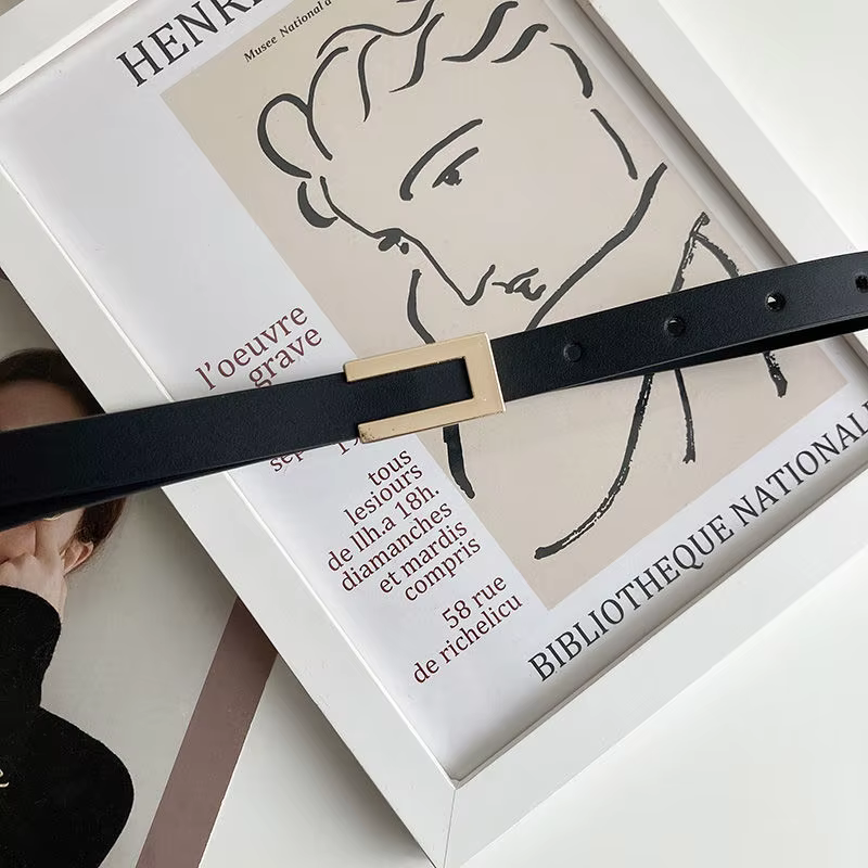 1 pièce de costume avec une ceinture fine pour une décoration polyvalente pour femme. Une ceinture n