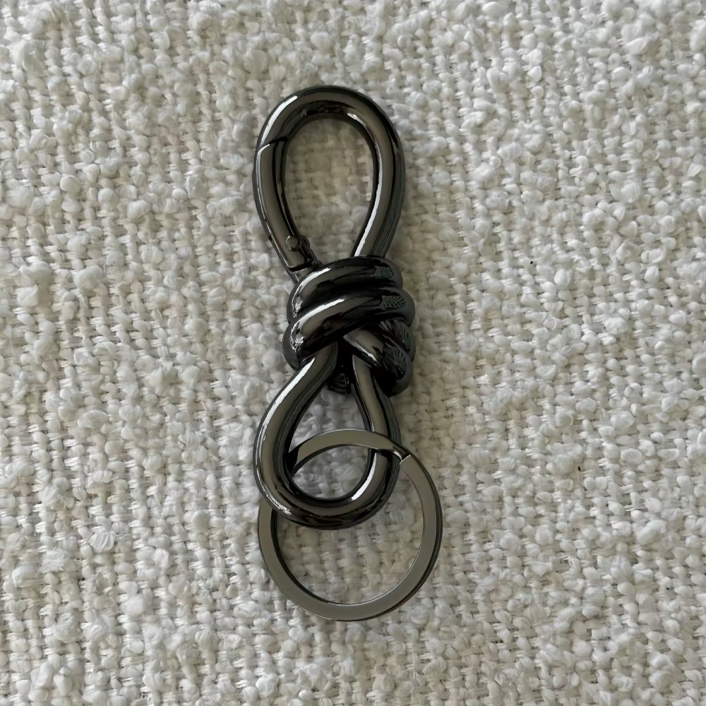 Porte-clés créatif à nœud torsadé en forme de 8, accessoire de quincaillerie en alliage, boucle à nœ