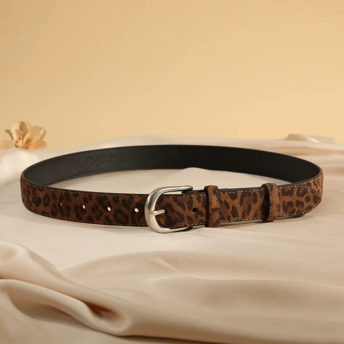 Ceinture pour femme à imprimé léopard, ceintures en daim tendance et chic avec boucle dorée/argentée