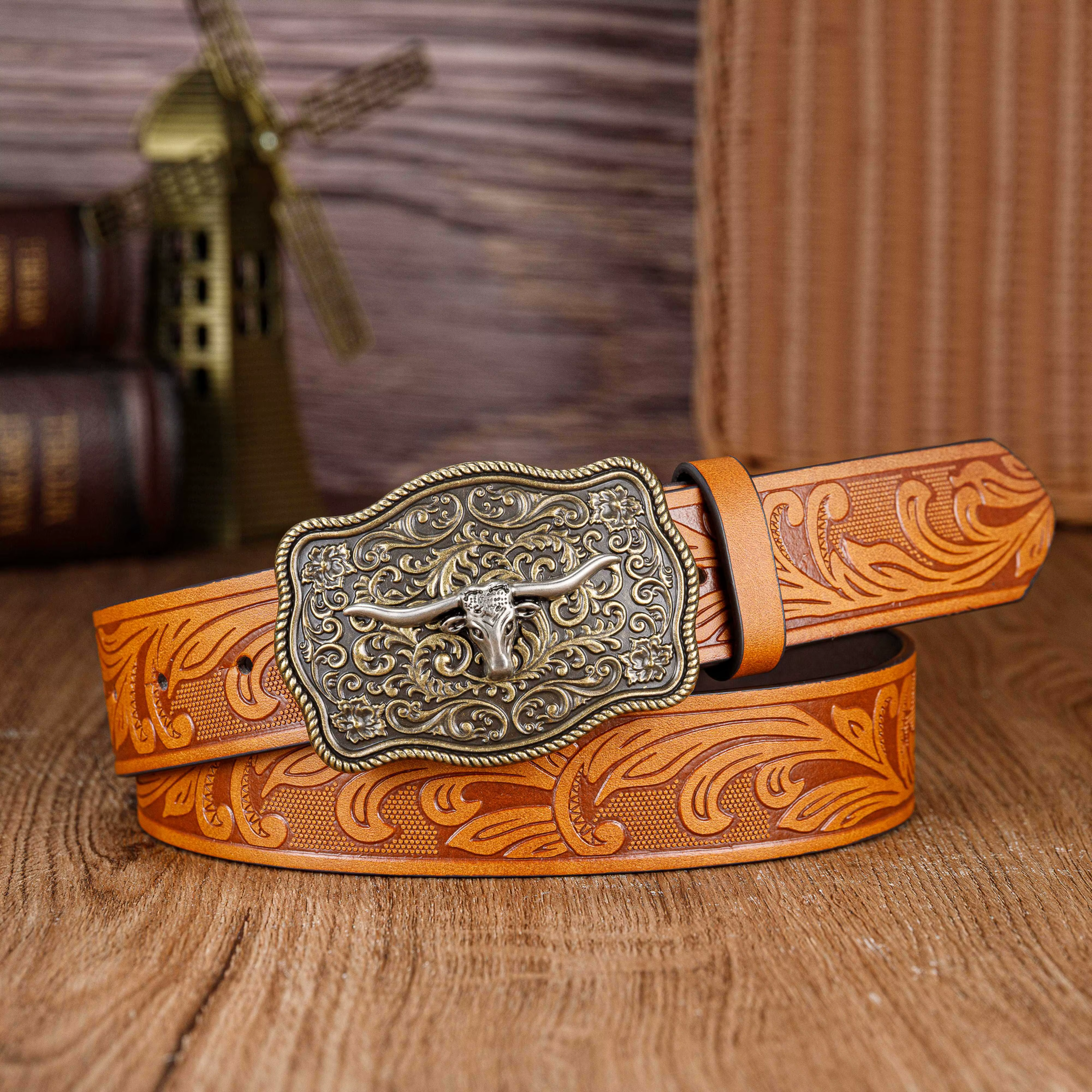 Une ceinture à la mode et à la mode avec une tête de taureau filetée en dentelle grande plaque boucl