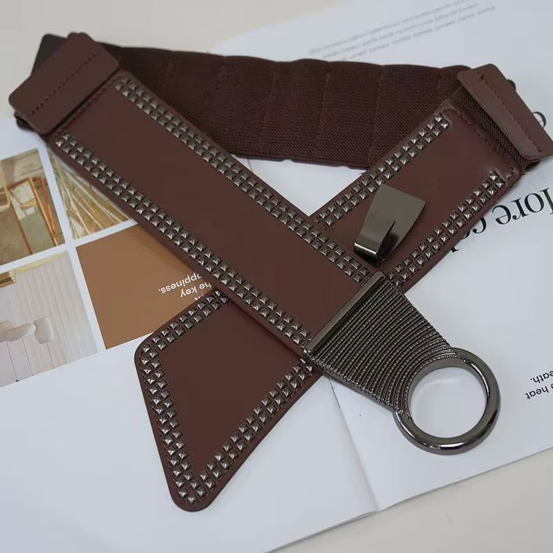 Ceinture large pour femmes avec rivets de style punk pour une utilisation polyvalente avec des robes
