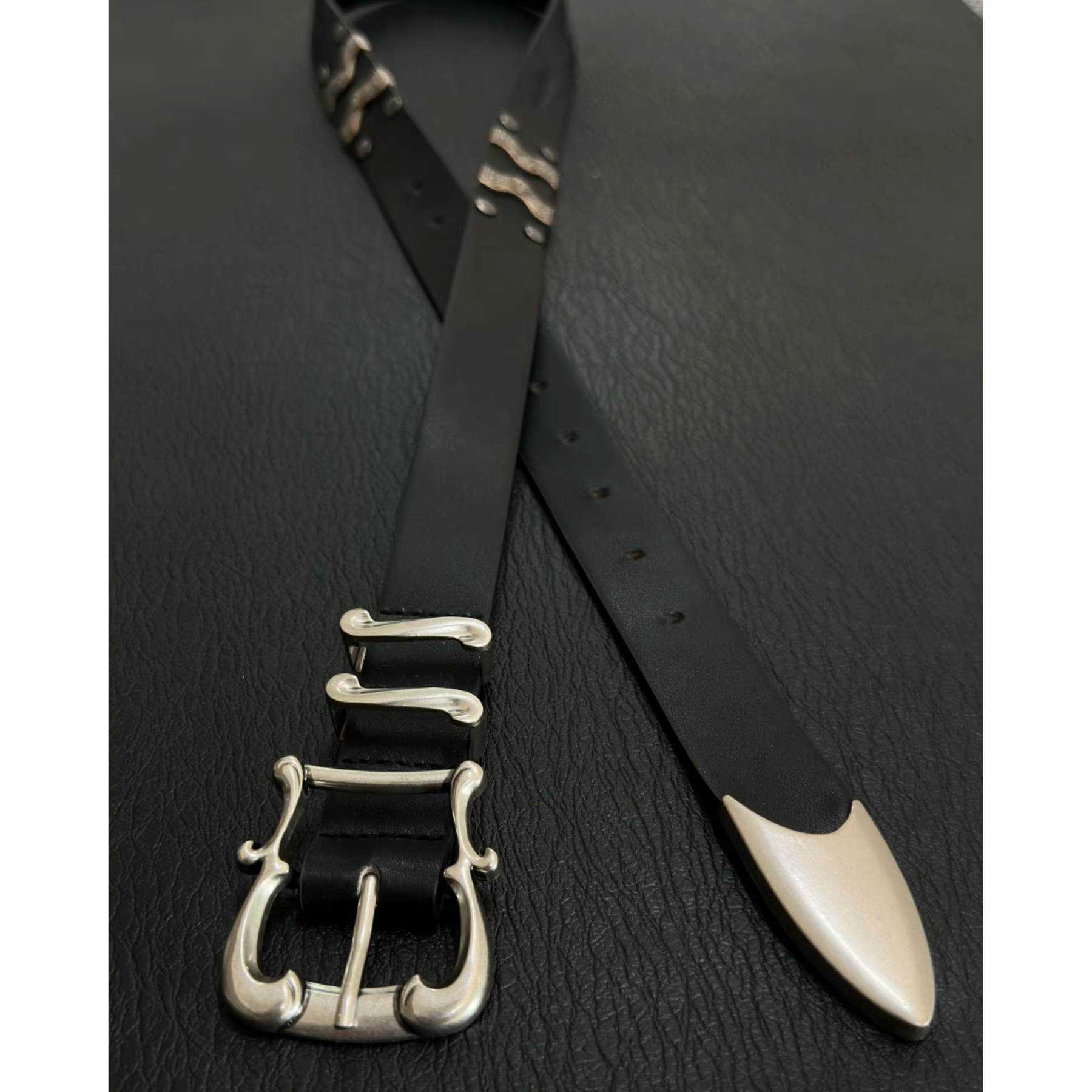 Ceinture blanche sculptée avec motifs délicats, boucle en métal mat, ceinture en cuir vintage élégan