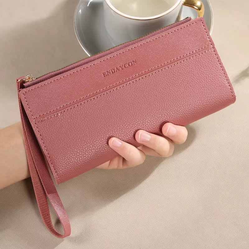 Portefeuille femme à la mode avec des couleurs contrastées ; long design à pompons ; porte-cartes mu
