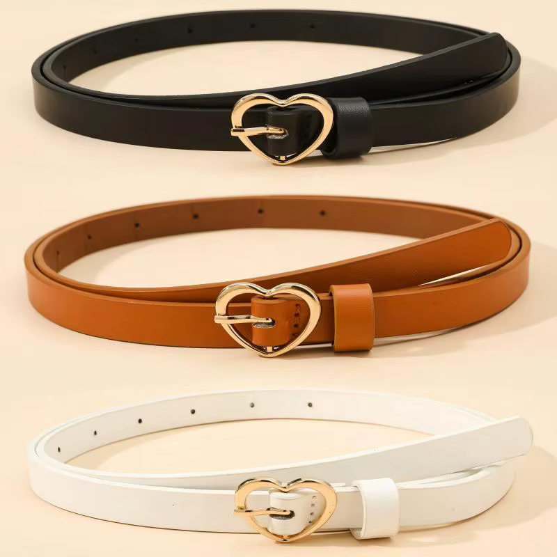 Un ensemble de trois ceintures fines à boucle dorée en forme de cœur, polyvalentes pour un usage quo