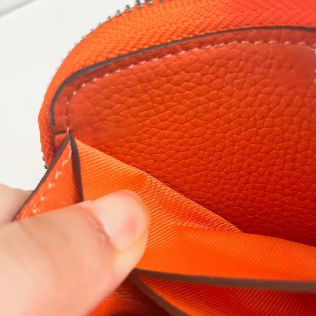 Conçu pour les porte-cartes en cuir véritable – méticuleusement fabriqué à partir de cuir Togo ou Ep