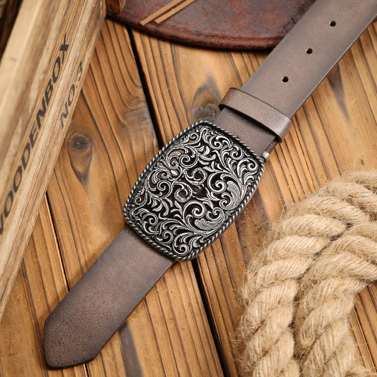 Une ceinture en PU à boucle occidentale adaptée aux hommes et aux femmes, une ceinture marron unique
