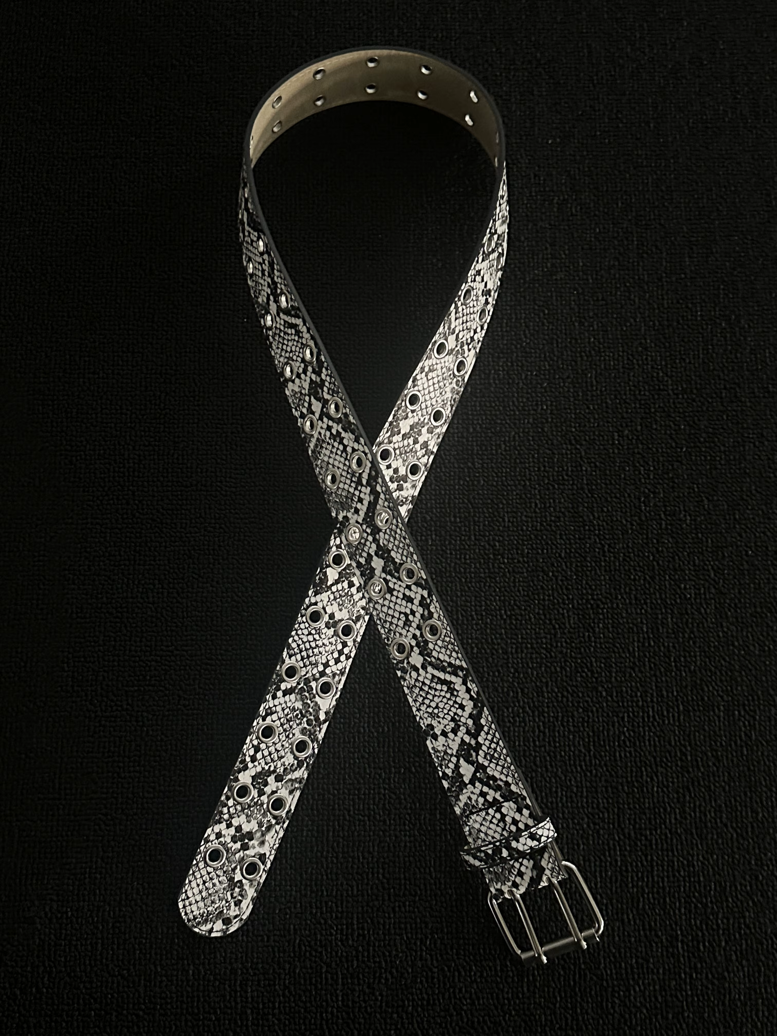 Ceinture vintage punk à imprimé serpent, texture cuir noir et blanc, accessoire polyvalent pour les 
