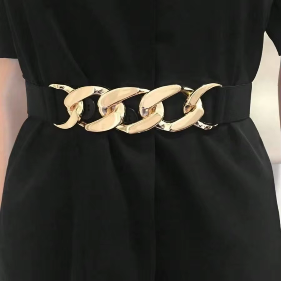 La ceinture élastique noire à chaîne