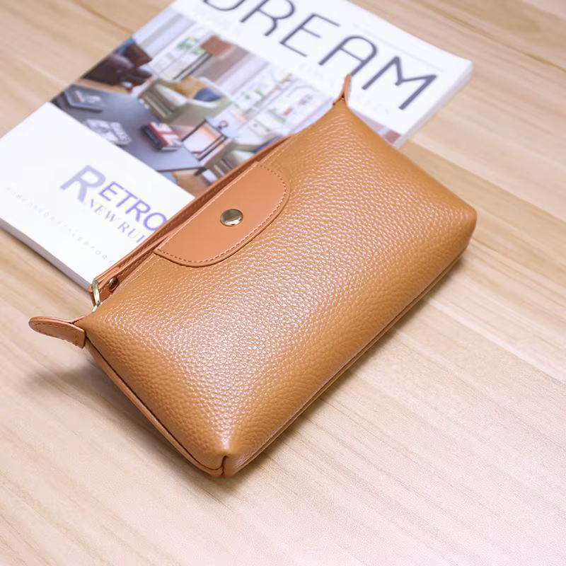 Le nouveau portefeuille pour femme en cuir souple et tendance avec des couleurs contrastées est un sac à main portable