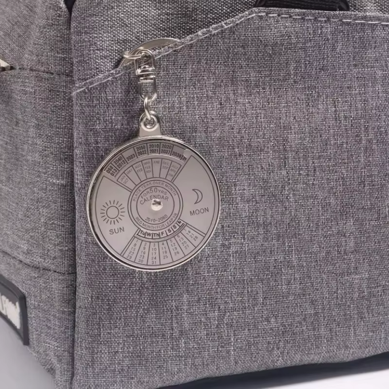 Porte-clés Calendrier Perpétuel Rotatif 50 Ans – Anneau de Clés Créatif en Alliage pour Hommes et Femmes