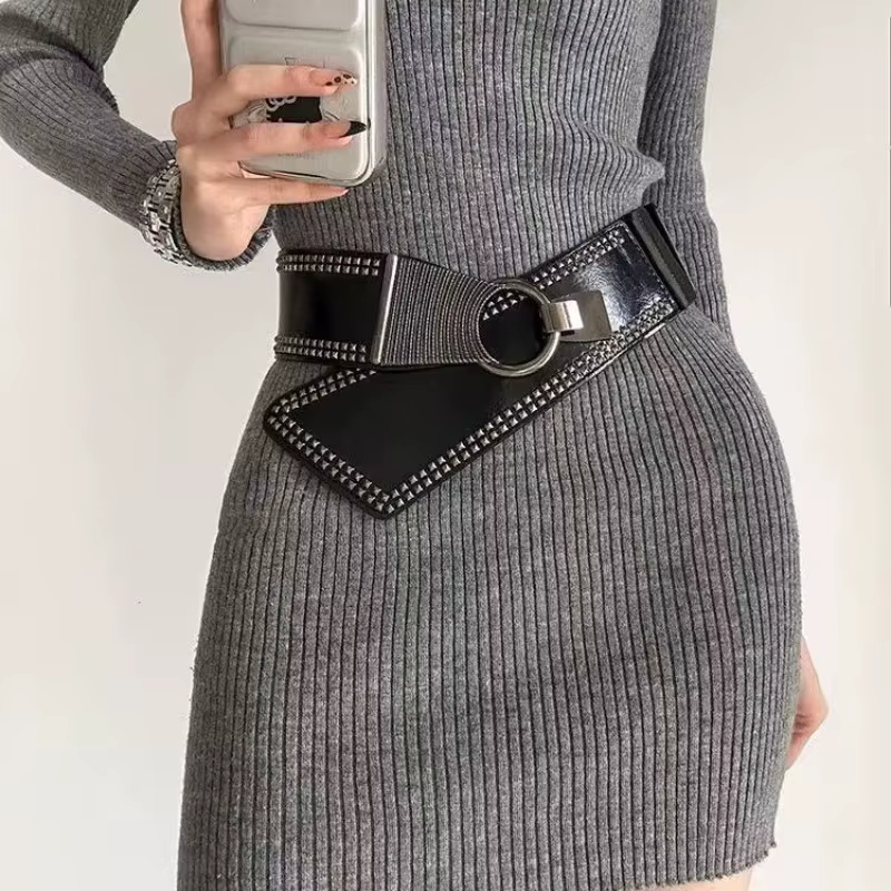 Ceinture large pour femmes avec rivets de style punk pour une utilisation polyvalente avec des robes ; élastique et tendance.