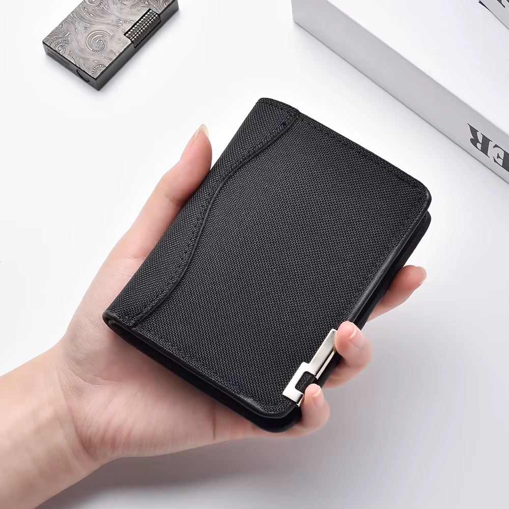 Portefeuille minimaliste pour homme avec accents métalliques et design uni