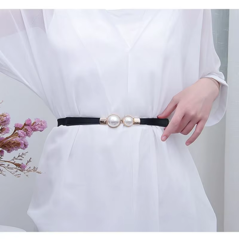 Une ceinture mince pour la robe