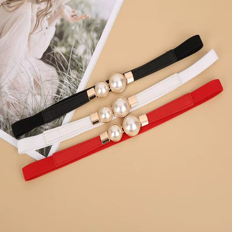 Une ceinture mince pour la robe