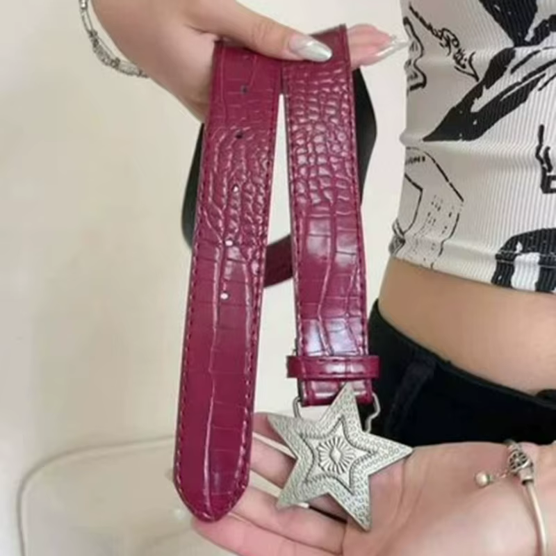Ceintures en cuir rouge rétro