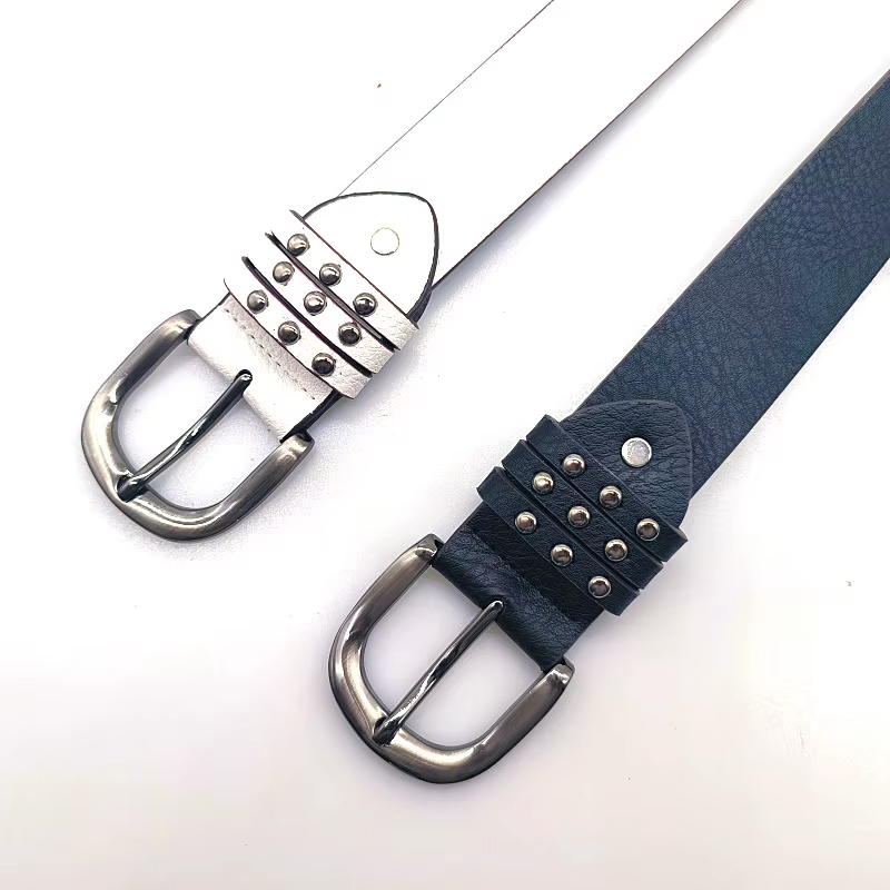 Ceinture en cuir cloutée avec boucle