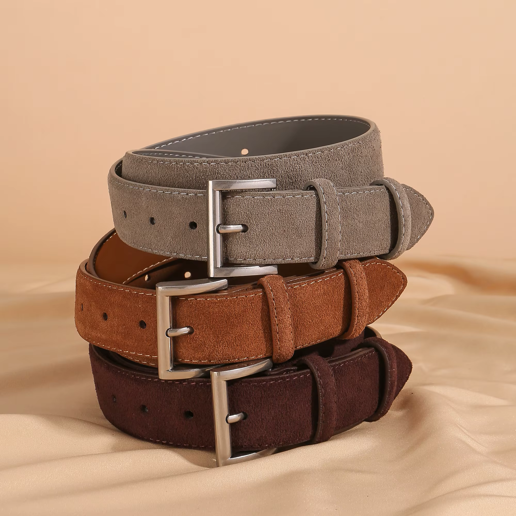 Ceinture en daim élégante pour femmes avec boucle en métal doré