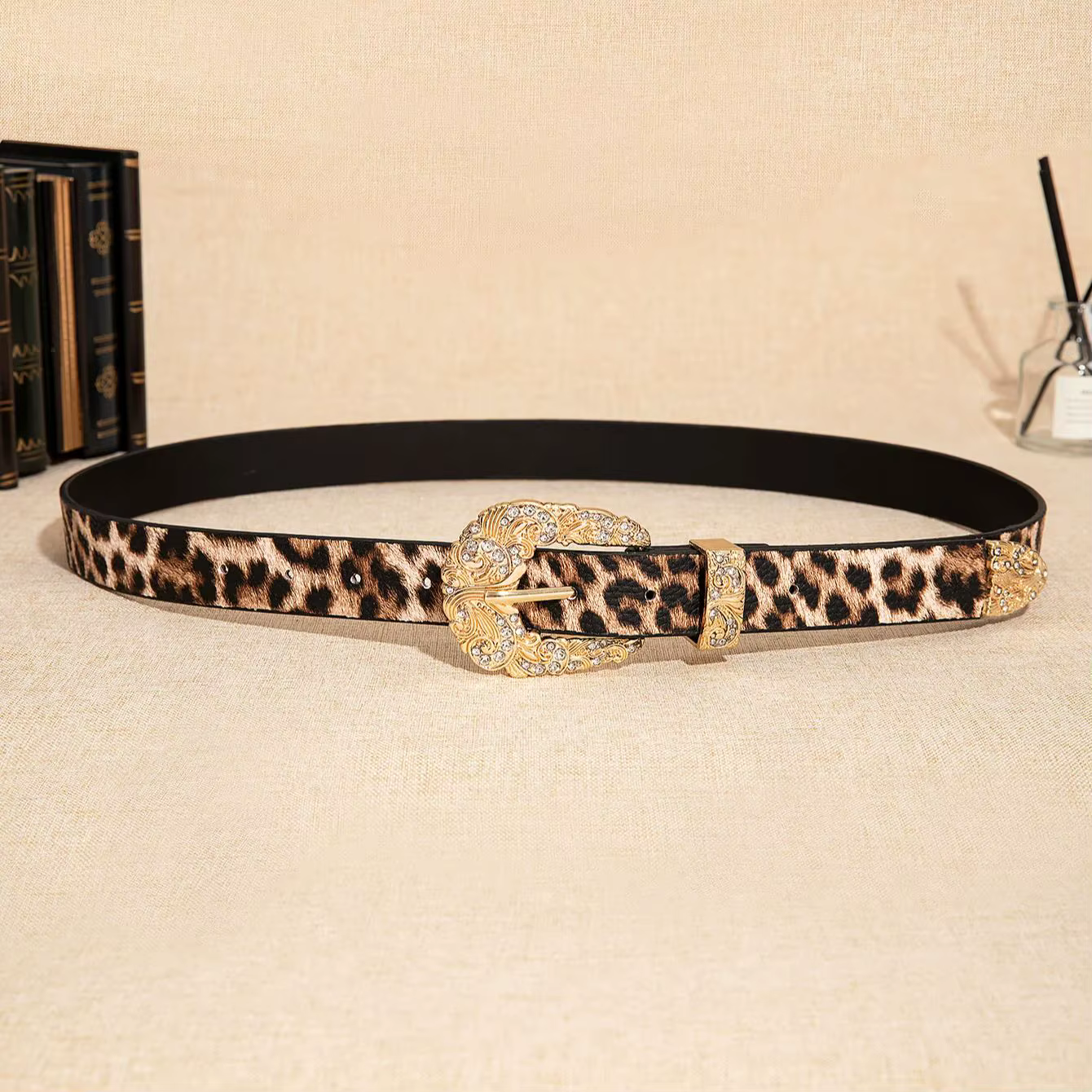 Ceinture luxueuse et élégante à imprimé léopard plaqué or avec gravure sur strass et boucle en métal