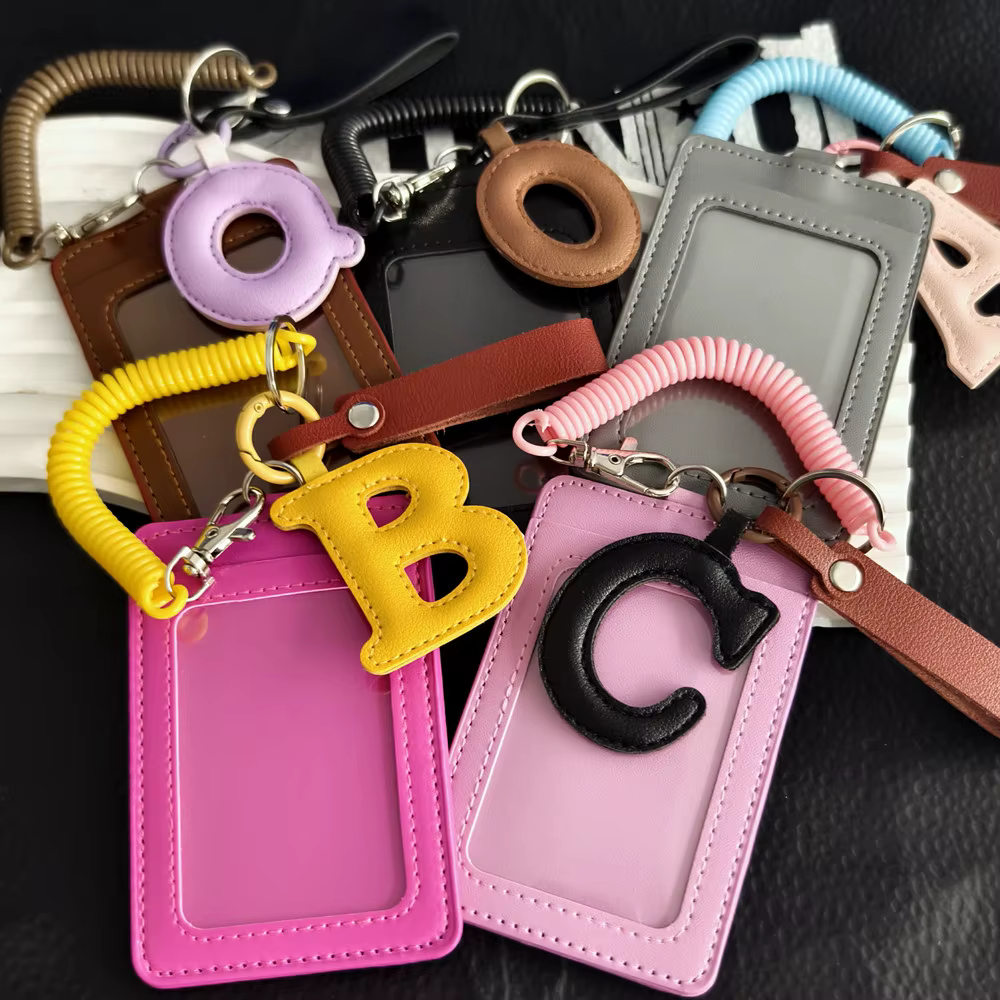 Porte-cartes en cuir avec lettres anglaises dans des schémas de couleur de dopamine