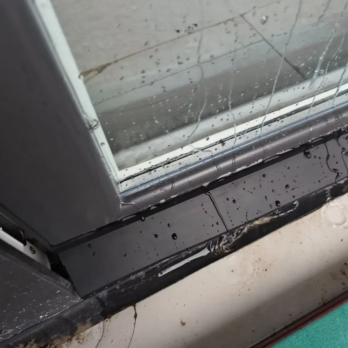 Barrière d'eau pour fenêtre coulissante – Système de drainage de fenêtre extérieure en TPE robuste, Compatible avec les fenêtres à glaçage simple/double