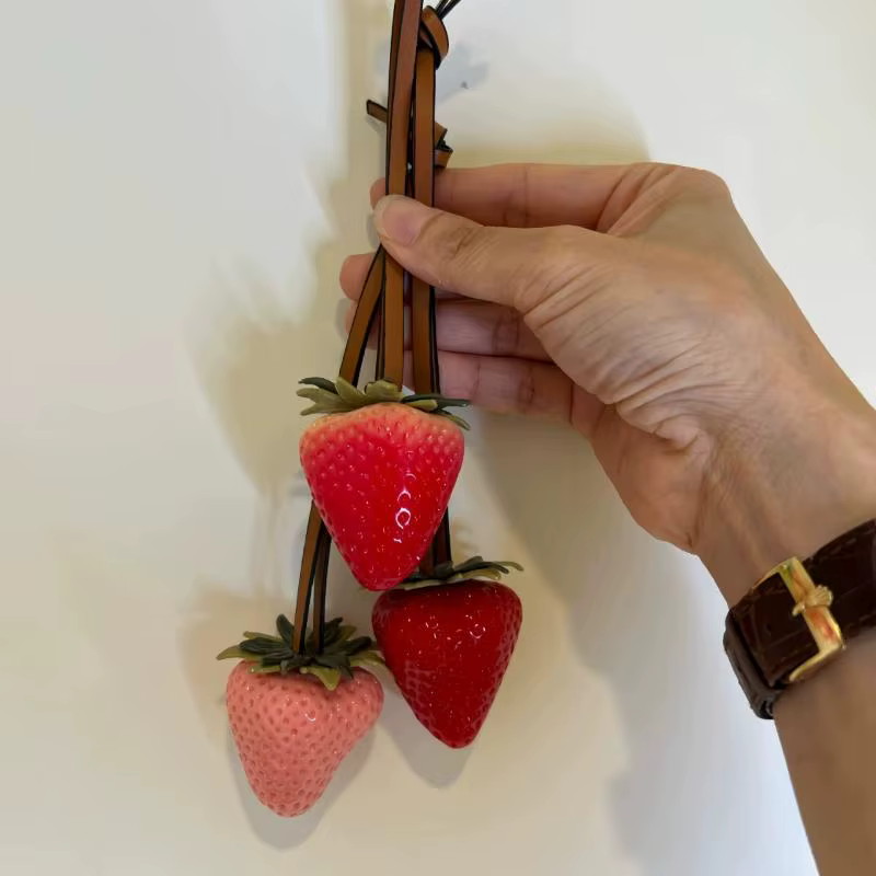 ☂ Porte-clés amusant en résine imperméable en forme de fraise, design 3D, fait main, décoration de voiture, accessoires pour filles