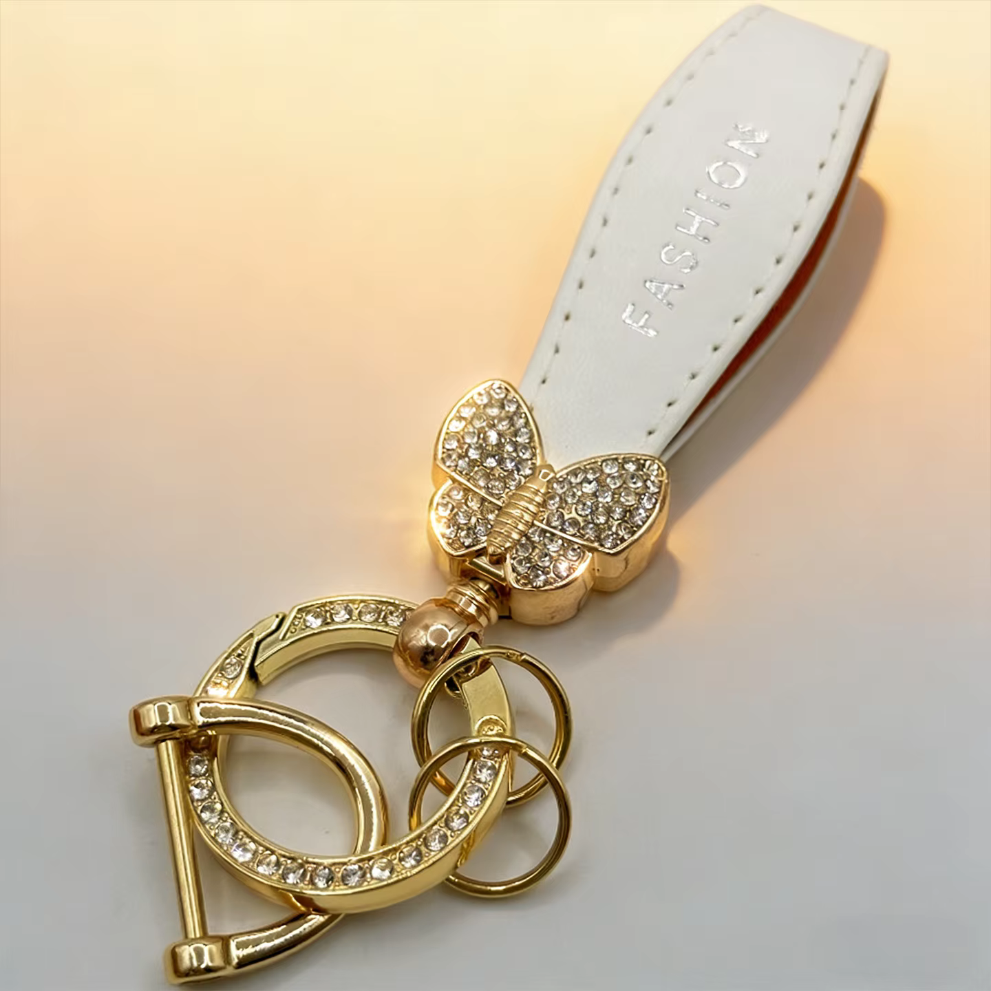 Porte-clés de voiture en strass papillon, porte-clés en cristal avec bracelet, pendentif délicat pour femmes et filles