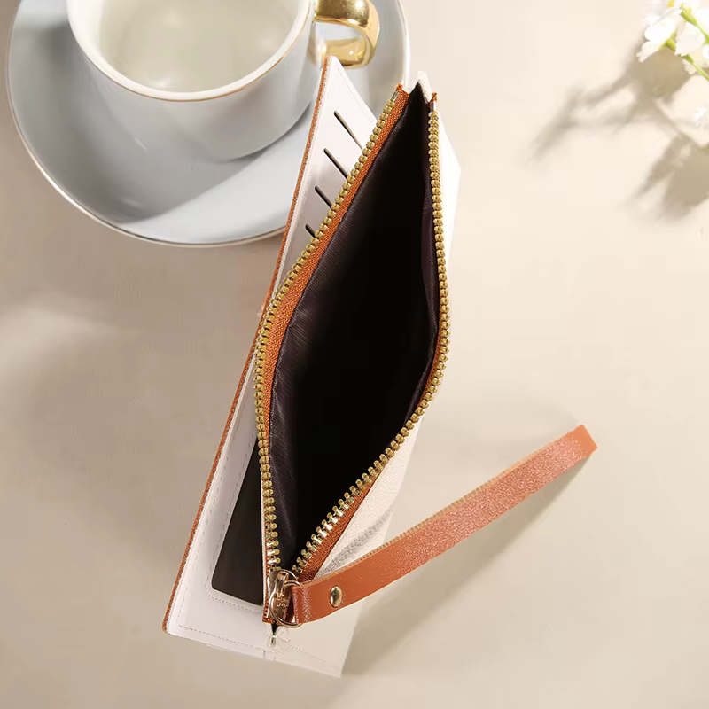 Portefeuille femme à la mode avec des couleurs contrastées ; long design à pompons ; porte-cartes multiples ; résout le