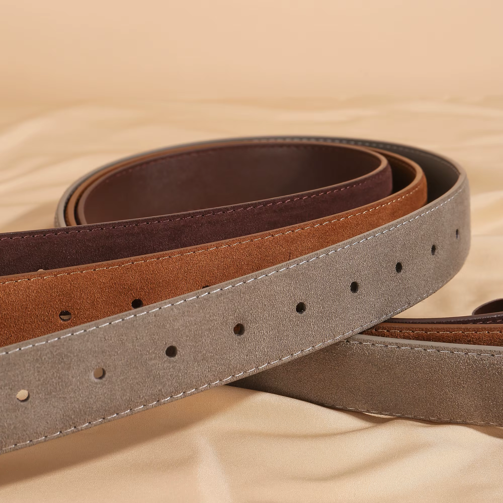 Ceinture en daim élégante pour femmes avec boucle en métal doré