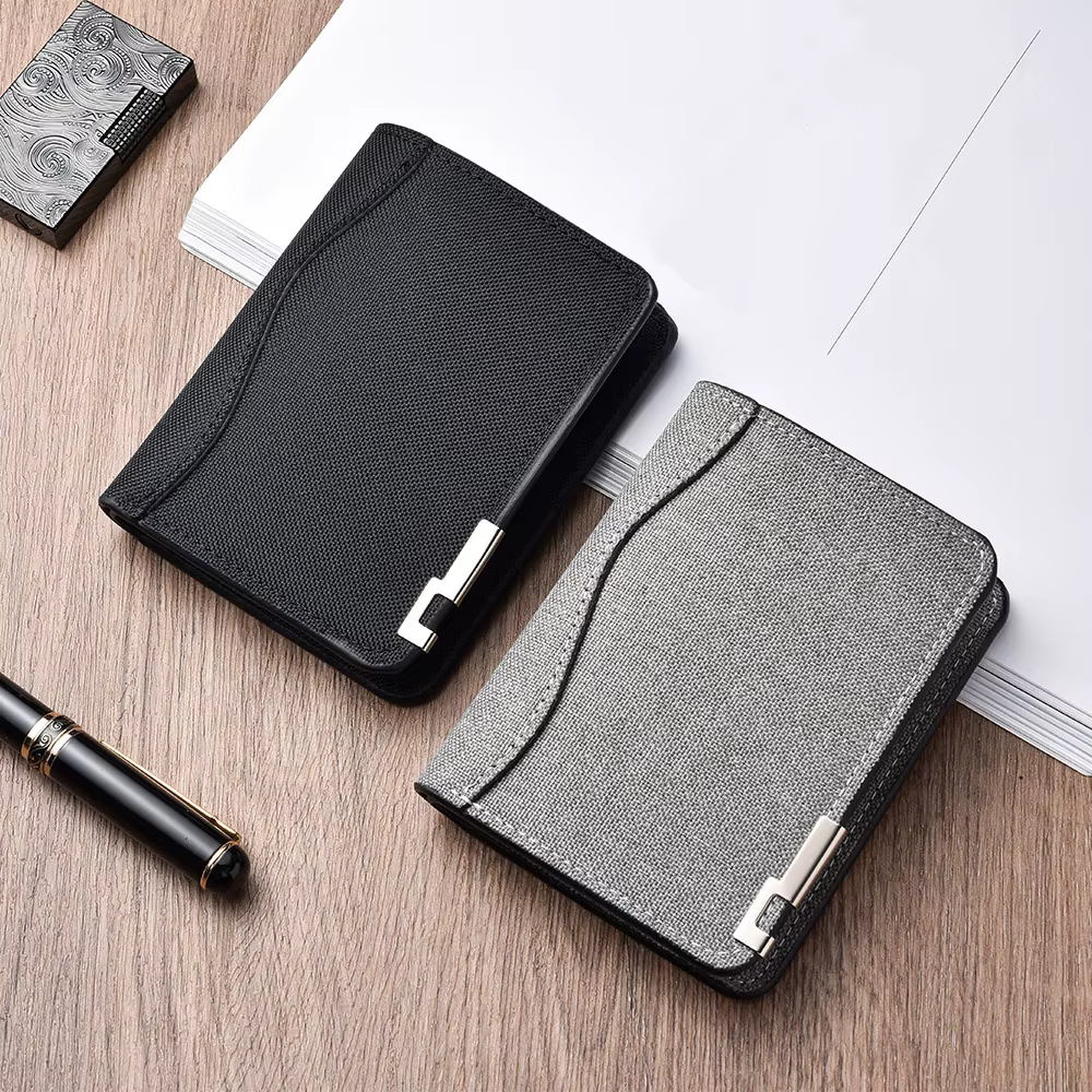 Portefeuille minimaliste pour homme avec accents métalliques et design uni
