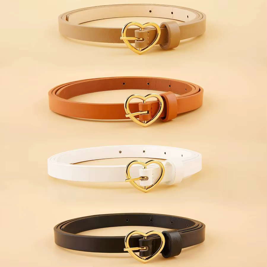 Un ensemble de trois ceintures fines à boucle dorée en forme de cœur