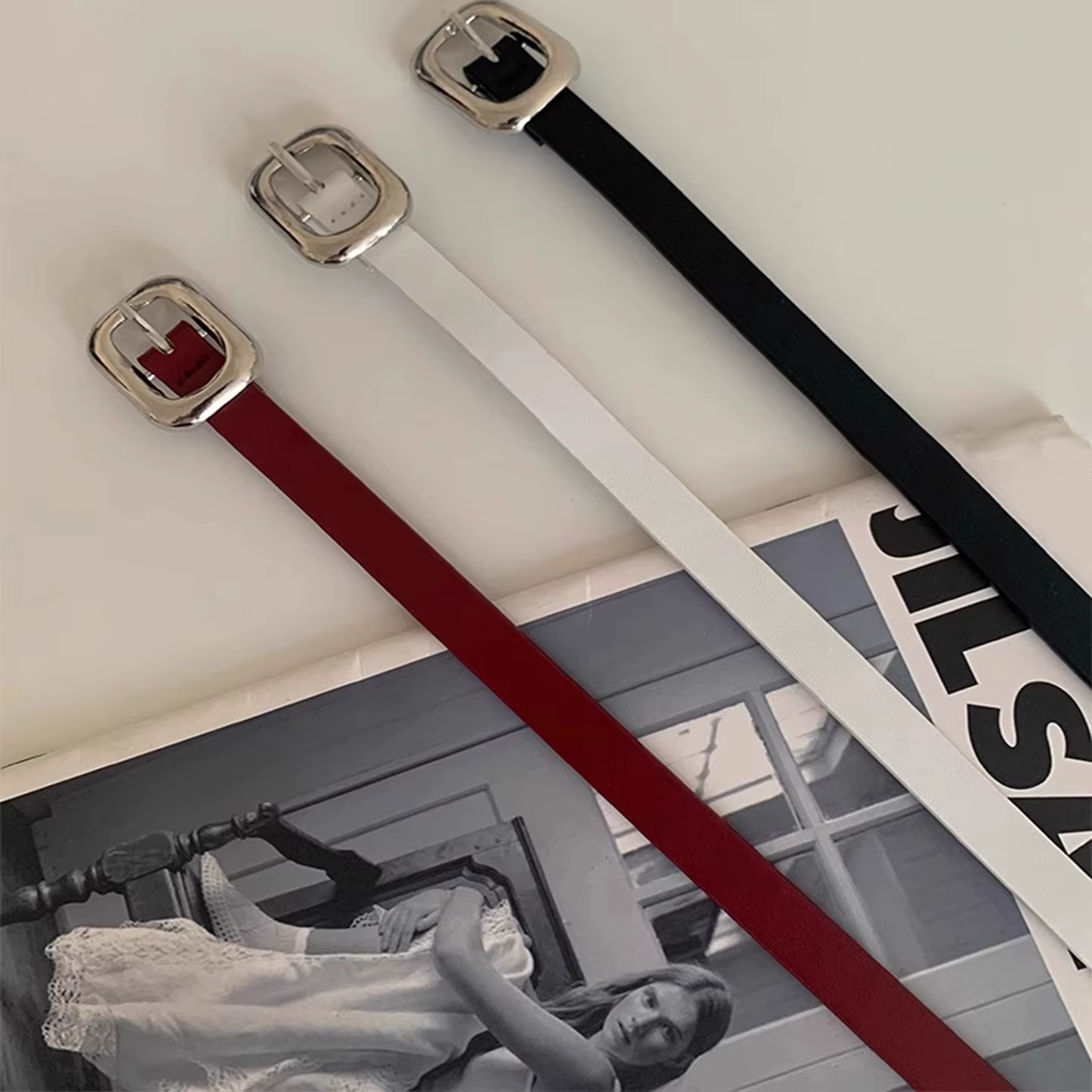 Ceinture élégante en cuir rouge avec boucle carrée en métal