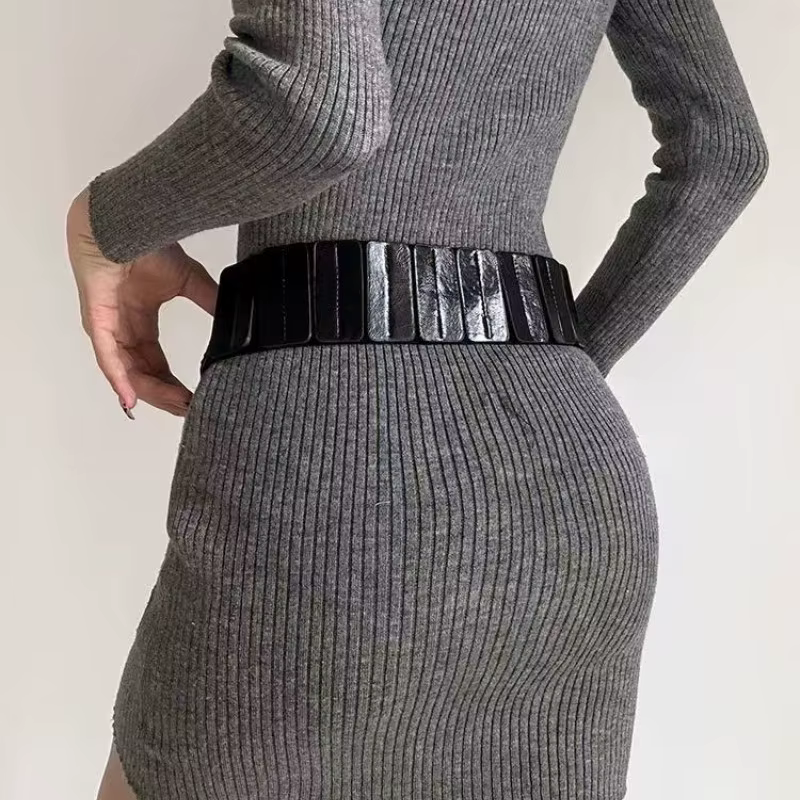 Ceinture large pour femmes avec rivets de style punk pour une utilisation polyvalente avec des robes ; élastique et tendance.