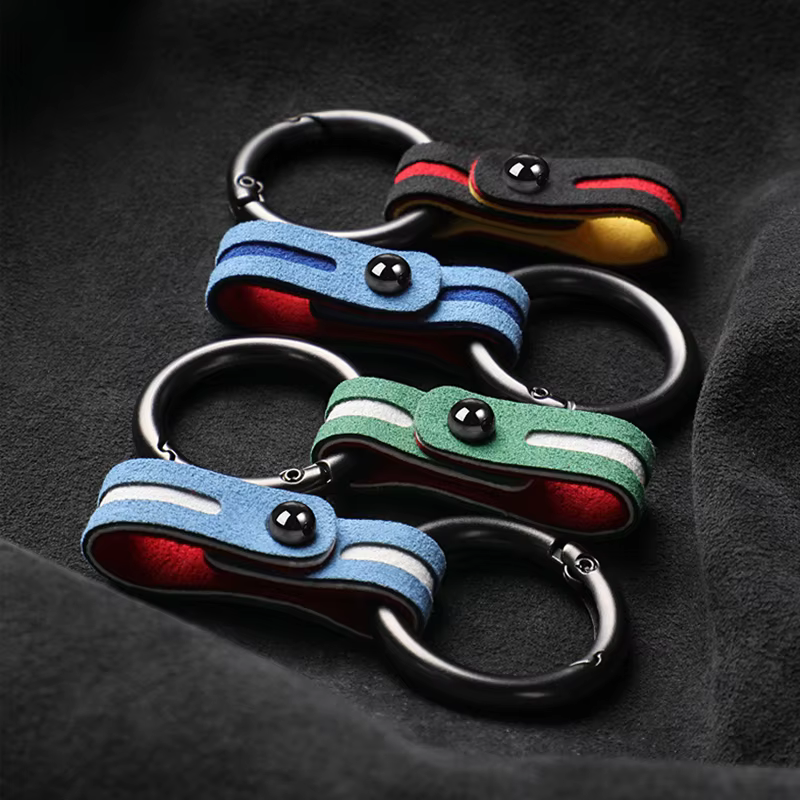 Porte-clés en métal, cuir et daim pour voiture