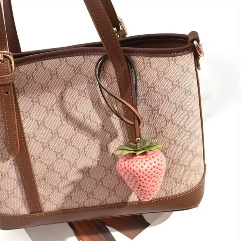 ☂ Porte-clés amusant en résine imperméable en forme de fraise, design 3D, fait main, décoration de voiture, accessoires pour filles