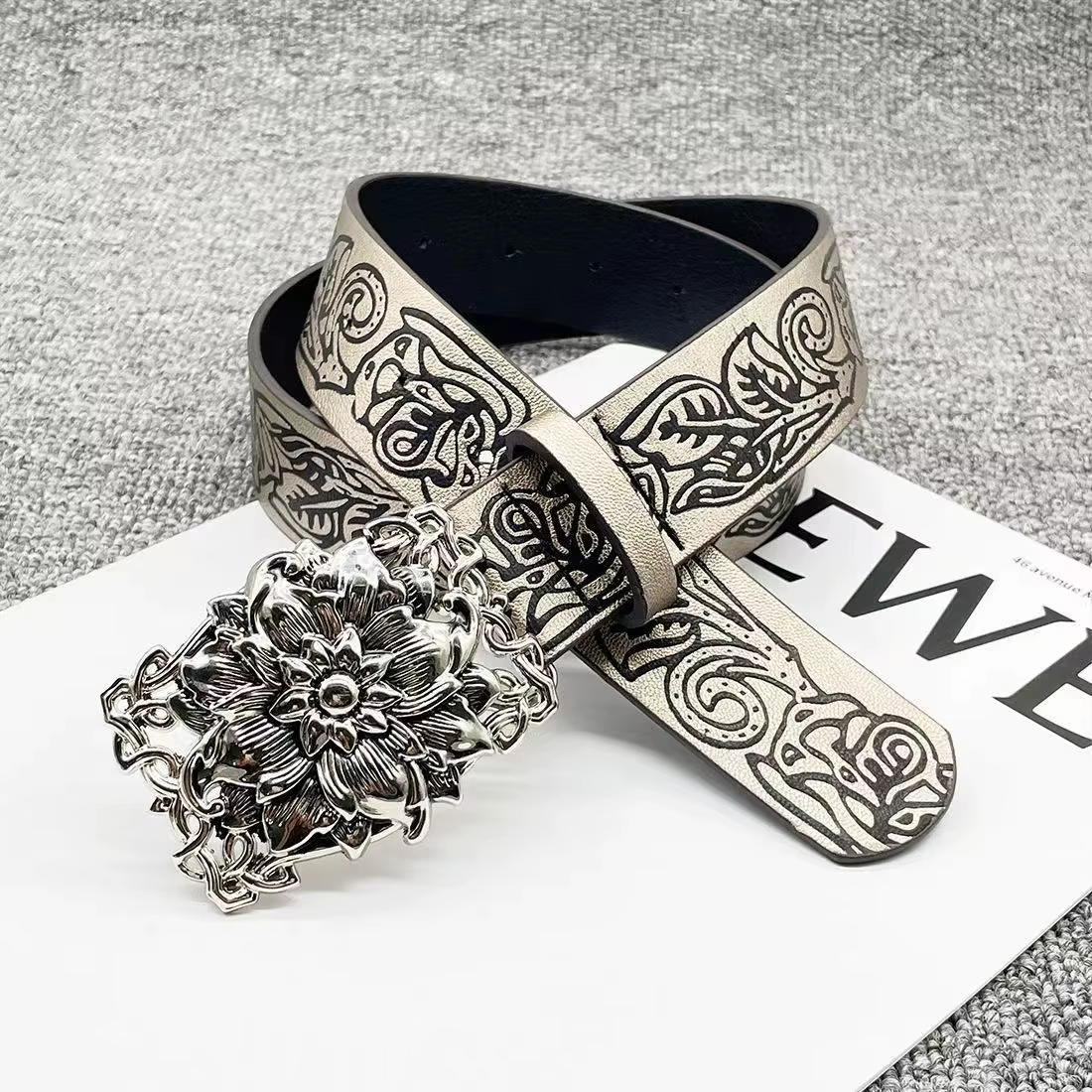 Ceinture vintage en argent avec boucle gravée florale 3D, ceinture décorative de style court en cuir noir gaufré