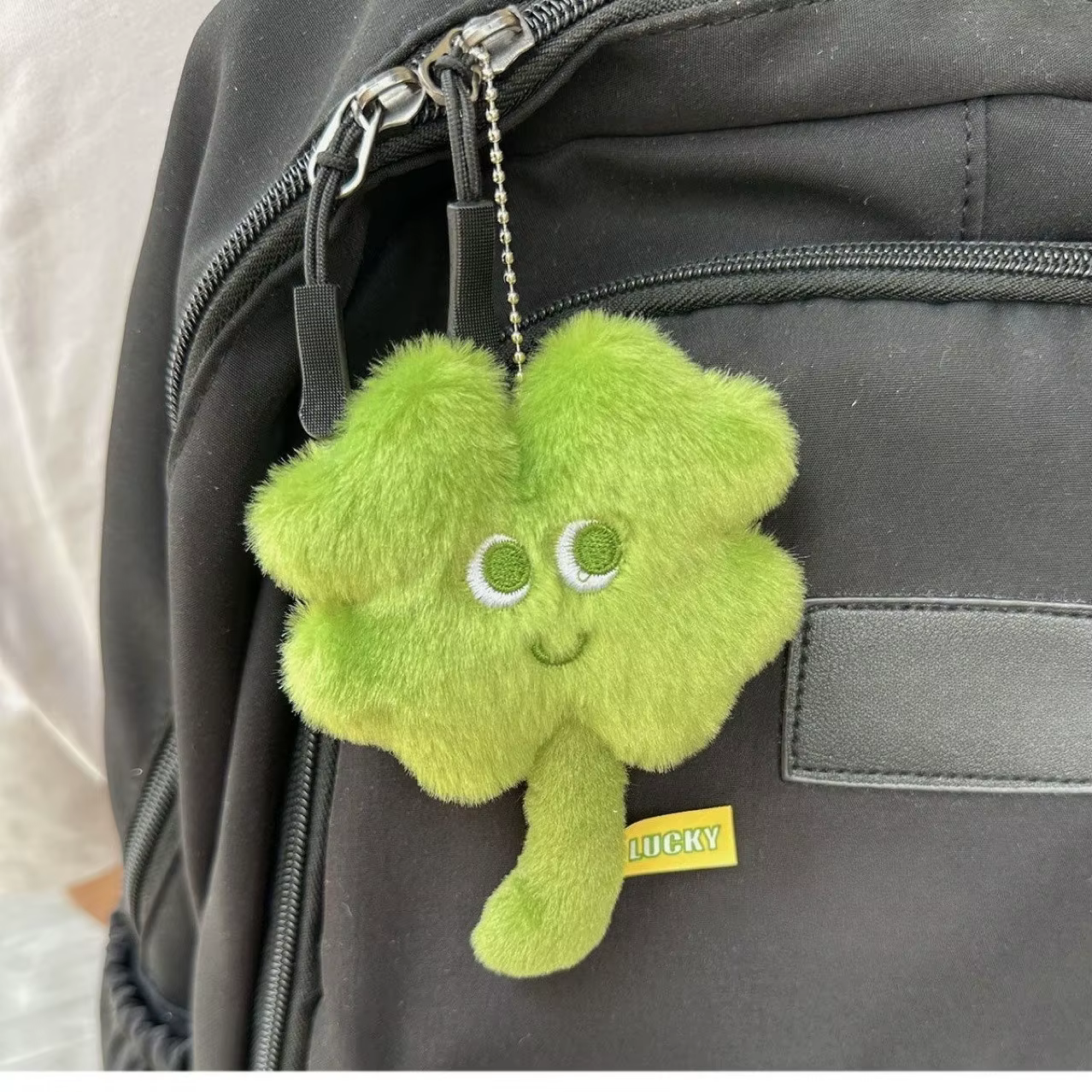 Pendentif Trèfle porte-bonheur en fourrure pour sac à dos, articles décoratifs, décoration de porte-clés, cadeau pour étudiants et femmes