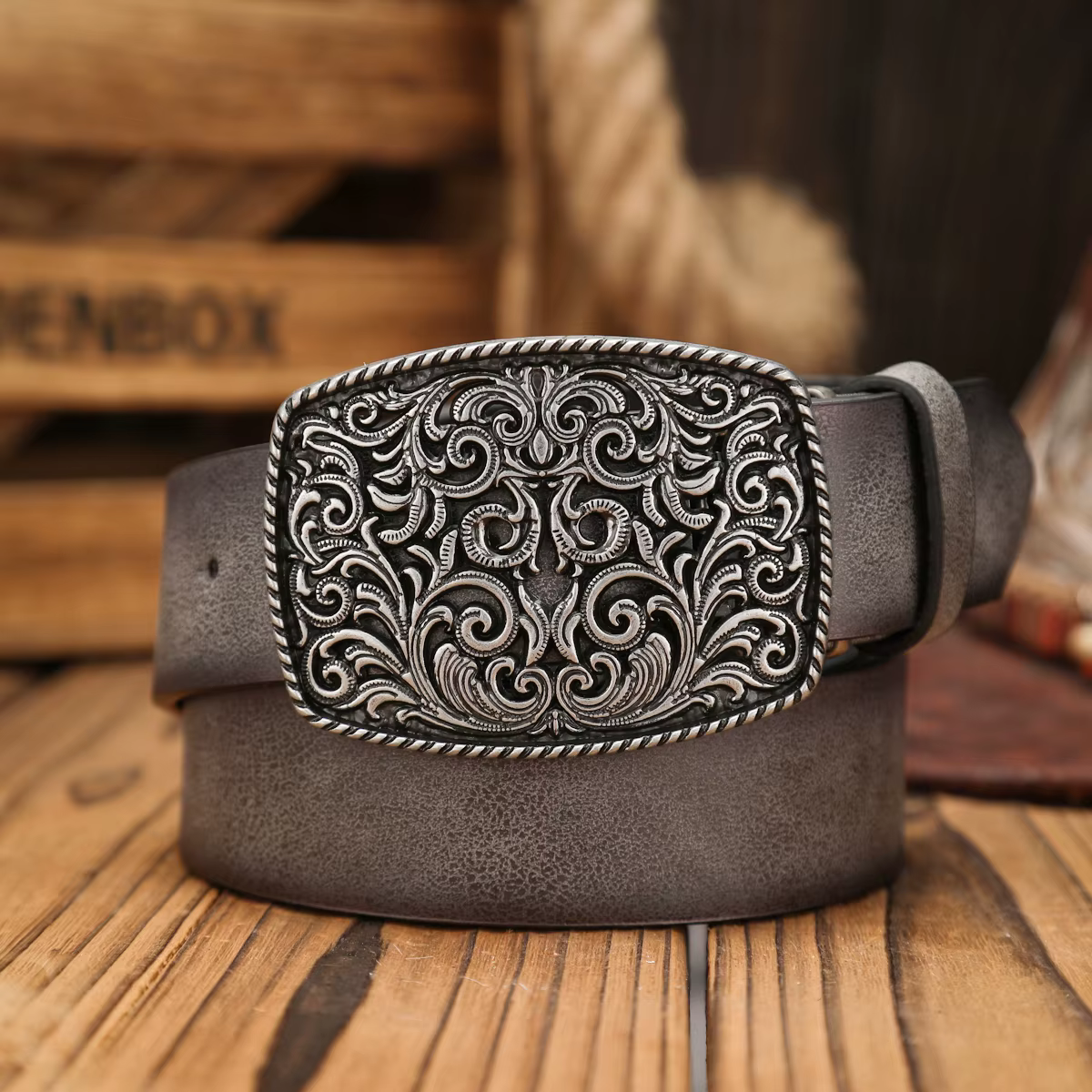 Une ceinture en PU à boucle occidentale adaptée aux hommes et aux femmes