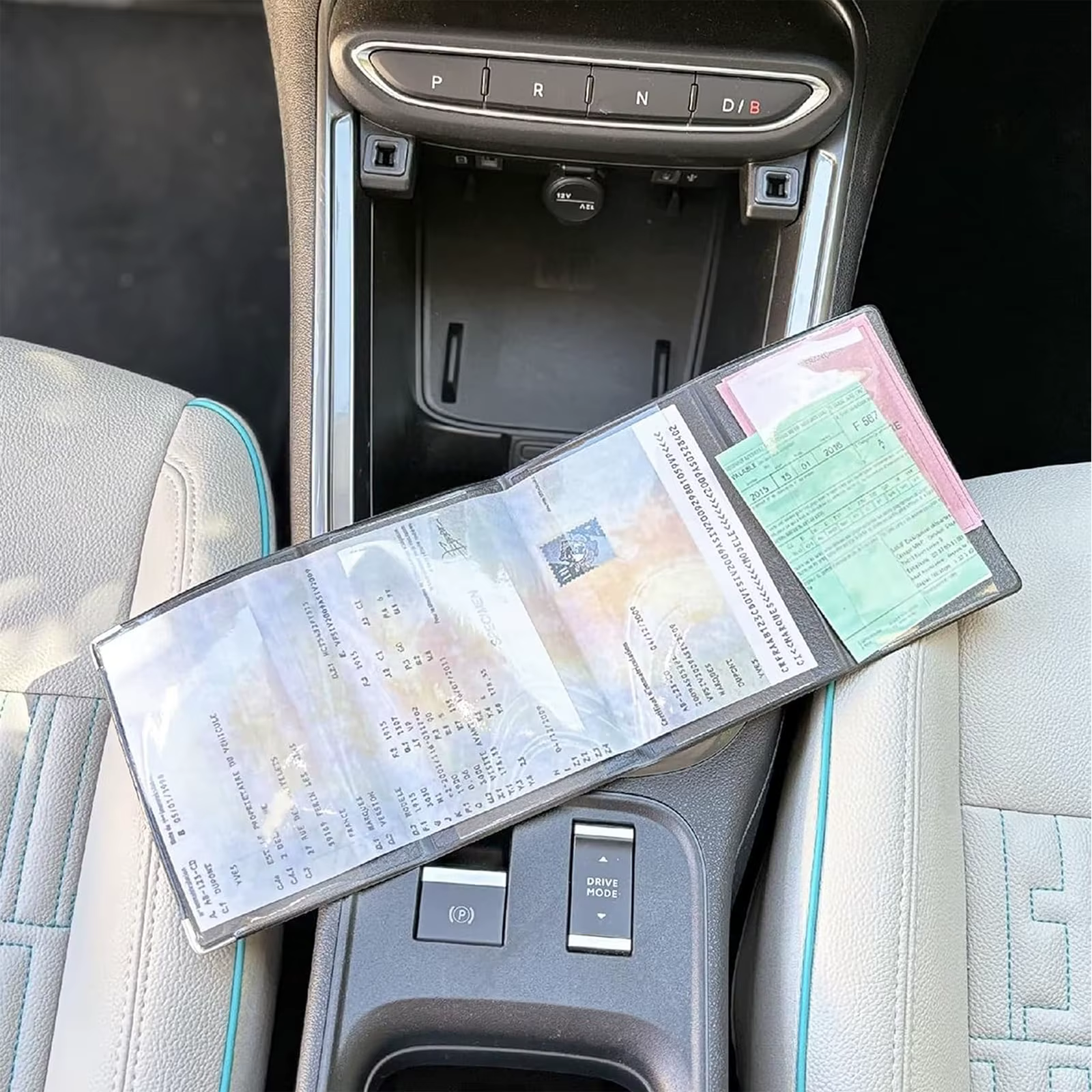 Porte-cartes gris à 4 volets en simili cuir