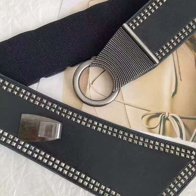 Ceinture large pour femmes avec rivets de style punk pour une utilisation polyvalente avec des robes ; élastique et tendance.