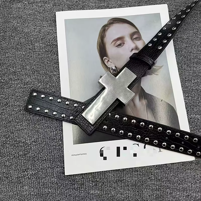 Ceinture croisée en métal cloutée à motif craquelé