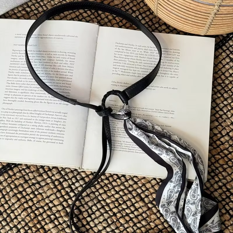 Écharpe-ceinture en soie rouge style vintage américain pour femme, accessoire de mode unique et tendance, idéal pour le quotidien, les soirées, les cadeaux ou un look chic décontracté.