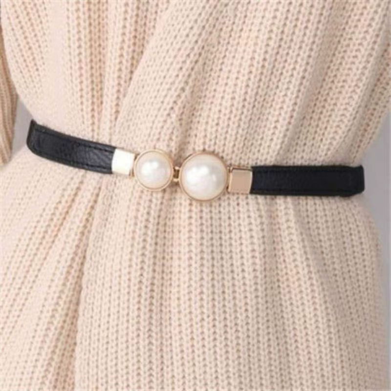 Une ceinture mince pour la robe
