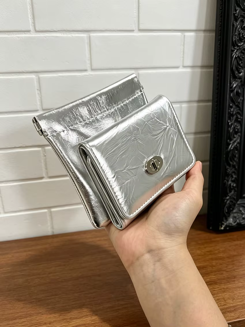 Portefeuille tri-pliant en PU argenté effet froissé + pochette escamotable