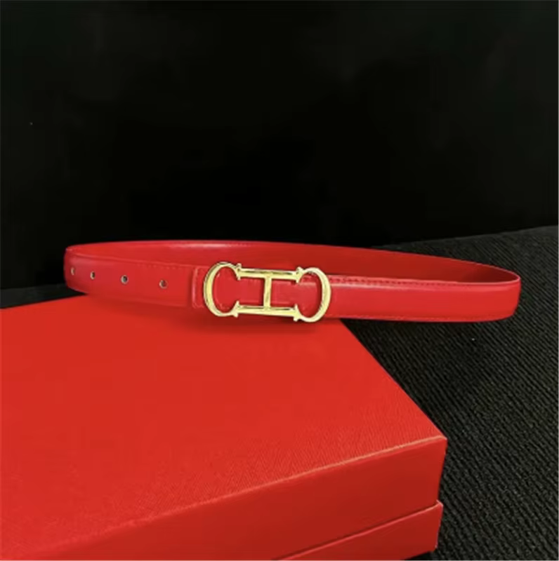 Ceinture pour femme de 25 mm de conception nouvelle avec une élégante boucle en lettres dorées