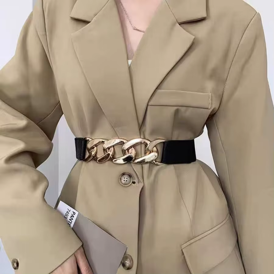 La ceinture élastique noire à chaîne