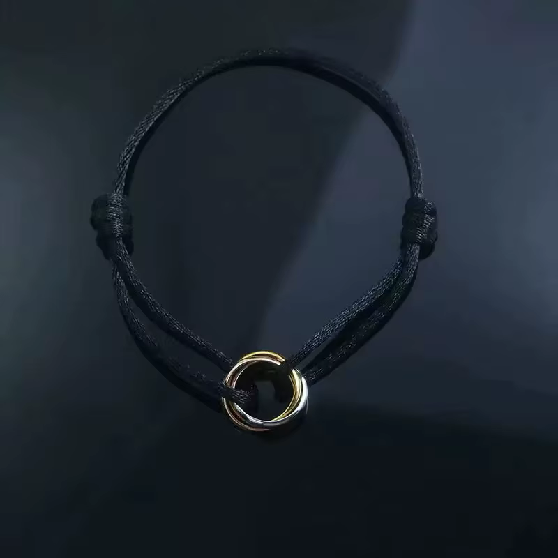 Bracelet porte-bonheur à trois anneaux et trois couleurs pour les couples. Bijoux de luxe de France, adaptés aux bijoux haut de gamme pour femmes.