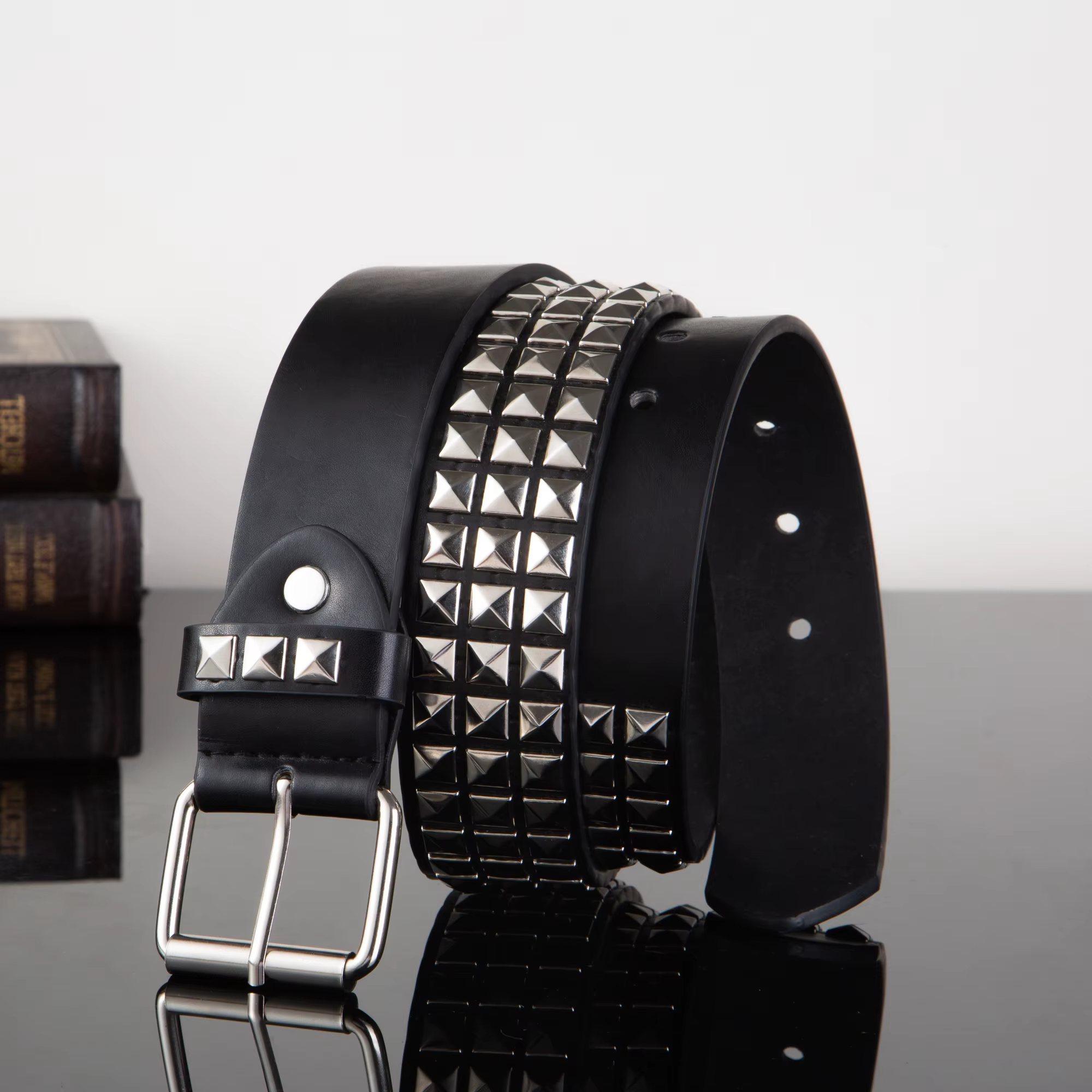 Ceinture à rivets carrés et perles