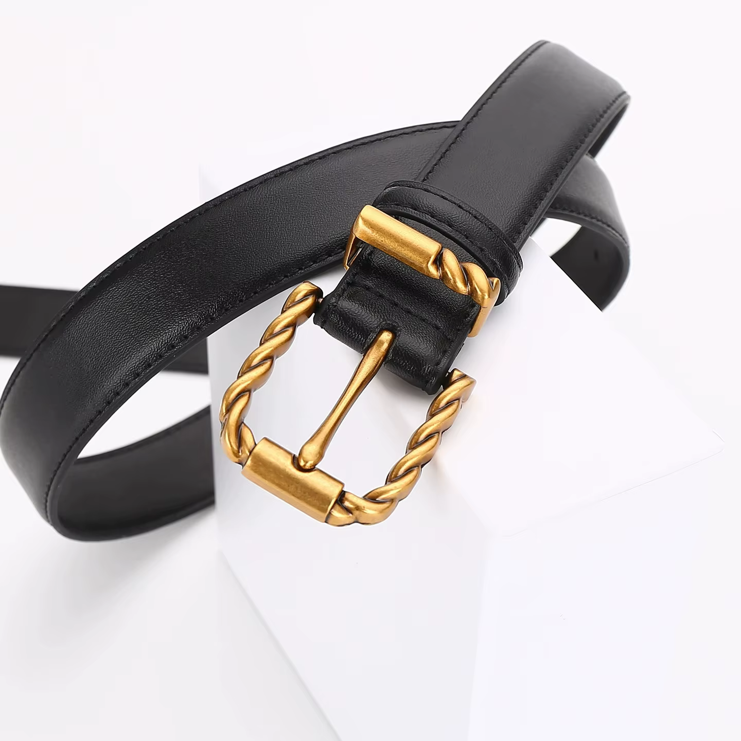 Ceinture pour femmes au look haut de gamme ; en cuir véritable avec une décoration noire tendance et polyvalente ; idéale pour un usage professionnel.